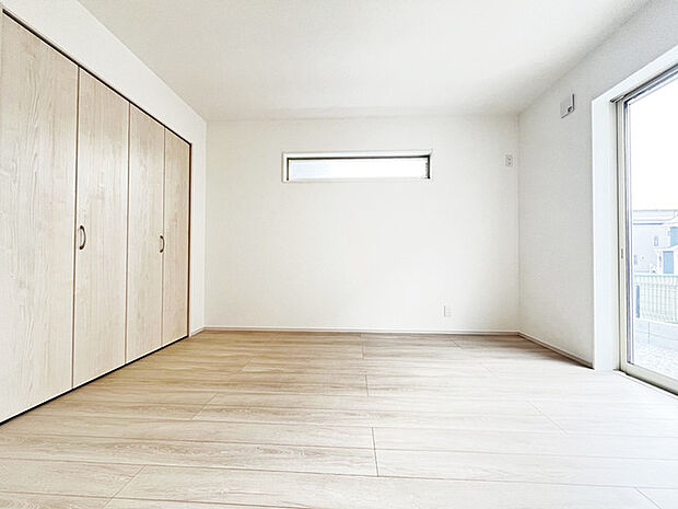 ゆとりのある寝室、陽光が入りやすく朝の目覚めも気持ち良く起こしてくれます。