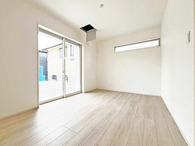 今からここを誰のお部屋にしようか、そんな洋室。