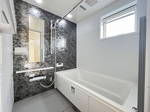 落ち着いた色味の浴室で1日の疲れをゆっくりと癒してください。