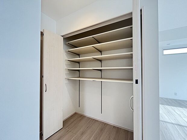 可動棚が便利な大型パントリー