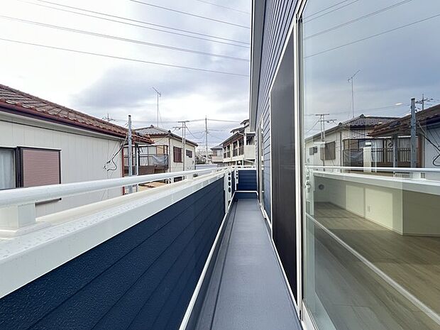 空との調和を感じる、澄んだ眺め