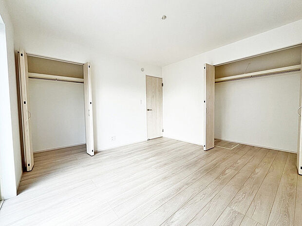 広々収納で、仕事着、普段着をまとめて収納できます。