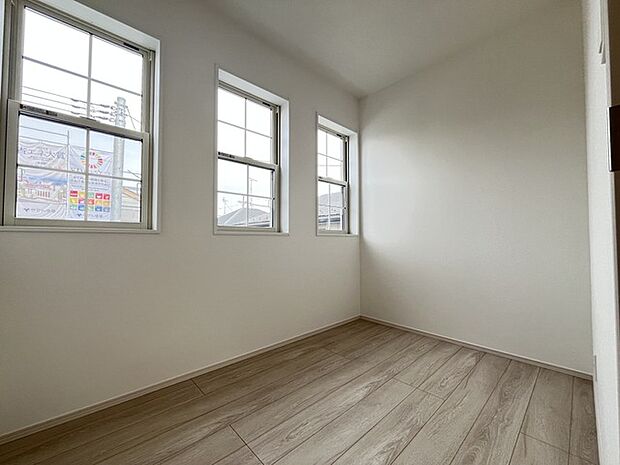 明るい書斎です