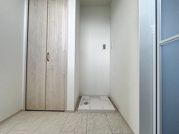 壁の白さが広がりを感じさせる、すっきりとした設え