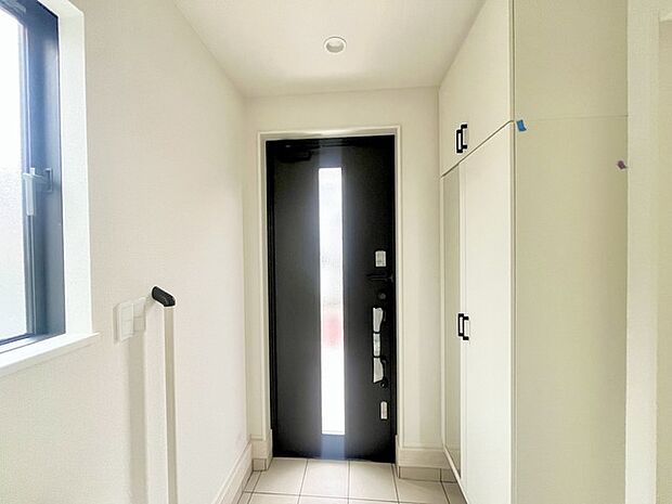 お宅の顔となる明るく開放的な玄関。ご家族皆様様の靴を収納できるスペースと全身鏡があり、お出掛け前に身だしなみチェックもできます。 