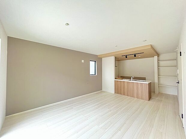 明るく、開放感もあり、冬は暖気が上昇しやすい吹き抜けリビング。 