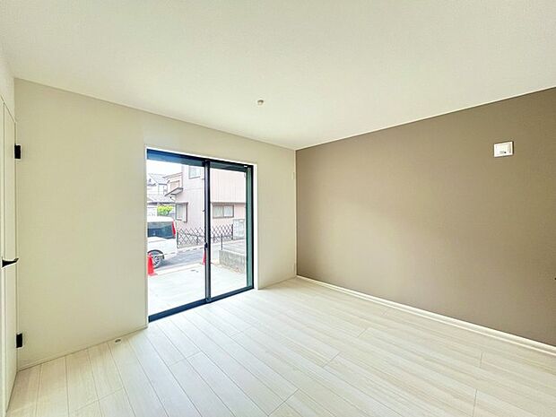 家族や友人、両親、親戚とこれから沢山の時間を紡ぐのだろう。そこを彩るのは窓から見える青い空、心地よい緑。そんなイメージが膨らむリビングスペース。 