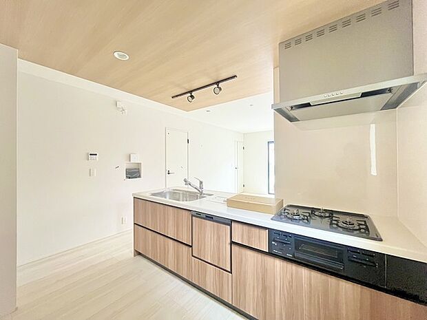 リビングにいる家族の顔が見渡せるカウンターキッチン。お料理もより一層おいしく、楽しく。食器棚を背面に設置しても十分な広さを確保しています。