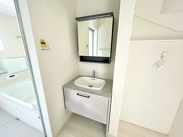 ゆとりの洗面スペースで朝の身支度もスムーズに行えます。