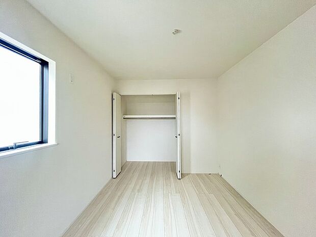 広々収納で、仕事着、普段着をまとめて収納できます。