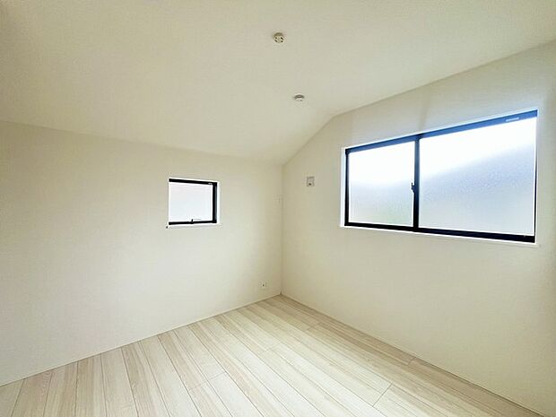 どんな家具にでも相性が良い清潔感ある白色調のクロスを採用。主張しすぎない配色、耐久性にも優れた床材は日々のメンテナンスも楽に、快適に過ごして頂けるよう考えられています。