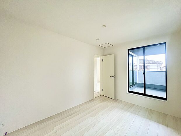 バルコニーに面した4.5帖の洋室。開口部からは優しい陽光が差し込み心地よい風が通り抜けます。 