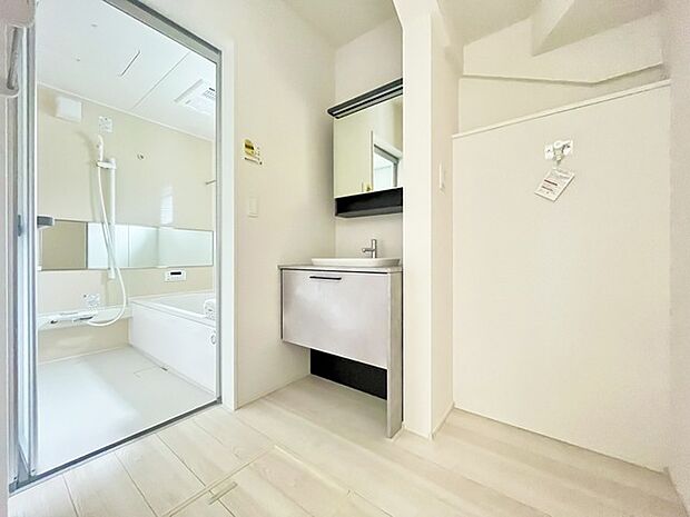 ゆとりの洗面スペースで朝の身支度もスムーズに行えます。