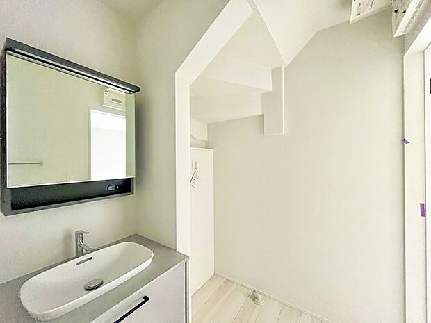 使い勝手の良い洗面台、窓があることで換気もしやすく清潔感のある空間を保てます。 