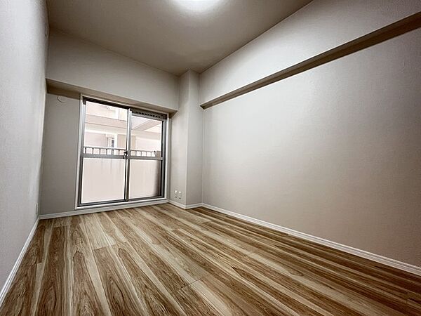 今からここを誰のお部屋にしようか、そんな洋室。大きさは5.8帖です。