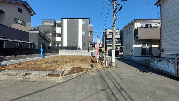 戸建てが立ち並ぶ静かな住宅街。四季折々の移り変わりを感じながら自然と楽しみ、暮らす、そんな毎日を日々の中で感じられる住環境