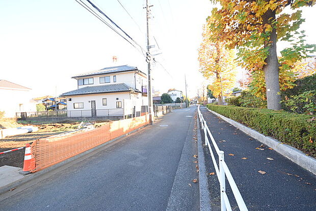戸建てが立ち並ぶ静かな住宅街。四季折々の移り変わりを感じながら自然と楽しみ、暮らす、そんな毎日を日々の中で感じられる住環境