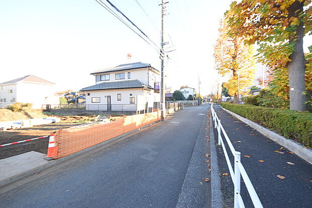 戸建てが立ち並ぶ静かな住宅街。四季折々の移り変わりを感じながら自然と楽しみ、暮らす、そんな毎日を日々の中で感じられる住環境