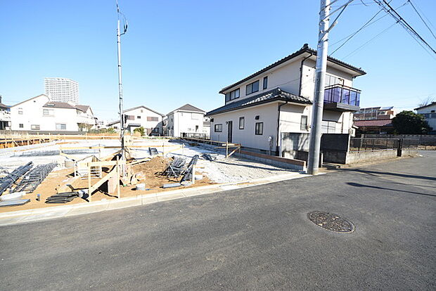 5m幅員の道路に面しておりお車の運転が苦手な方でも安心して出入りいただけます。