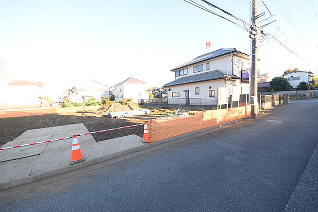 戸建てが立ち並ぶ静かな住宅街。四季折々の移り変わりを感じながら自然と楽しみ、暮らす、そんな毎日を日々の中で感じられる住環境