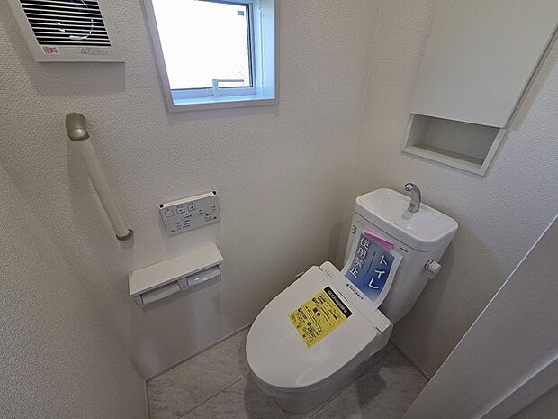 ウォシュレット機能付きのトイレ。換気のしやすい窓付きで、収納もあり実用性も兼ね備えた造り。