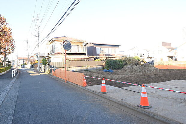 戸建てが立ち並ぶ静かな住宅街。四季折々の移り変わりを感じながら自然と楽しみ、暮らす、そんな毎日を日々の中で感じられる住環境