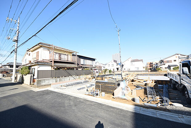 前面道路は広く、駐車がしやすいです。駐車スペース2台分ございます。