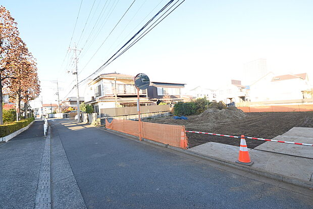 戸建てが立ち並ぶ静かな住宅街。四季折々の移り変わりを感じながら自然と楽しみ、暮らす、そんな毎日を日々の中で感じられる住環境 