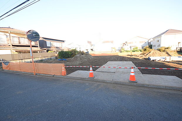 戸建てが立ち並ぶ静かな住宅街。四季折々の移り変わりを感じながら自然と楽しみ、暮らす、そんな毎日を日々の中で感じられる住環境