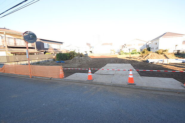 戸建てが立ち並ぶ静かな住宅街。四季折々の移り変わりを感じながら自然と楽しみ、暮らす、そんな毎日を日々の中で感じられる住環境