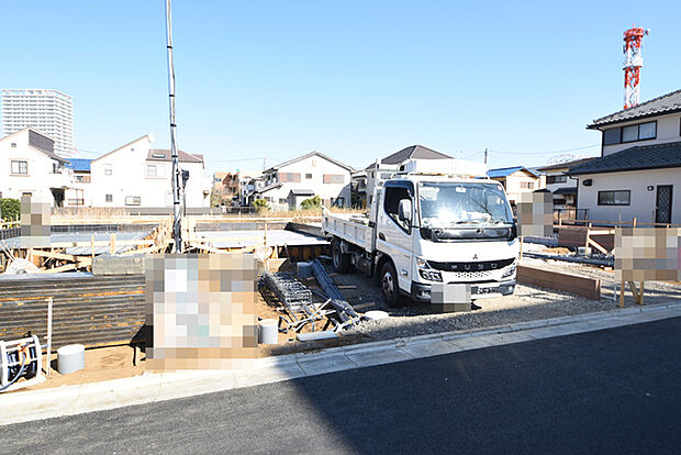 戸建てが立ち並ぶ静かな住宅街。四季折々の移り変わりを感じながら自然と楽しみ、暮らす、そんな毎日を日々の中で感じられる住環境