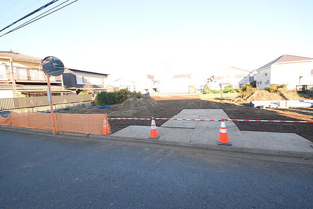 戸建てが立ち並ぶ静かな住宅街。四季折々の移り変わりを感じながら自然と楽しみ、暮らす、そんな毎日を日々の中で感じられる住環境