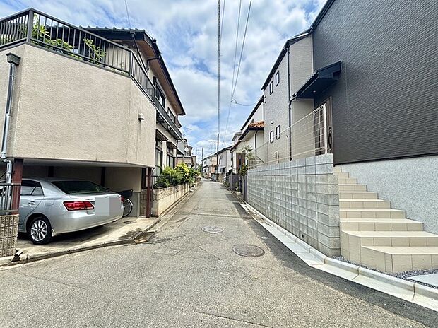 戸建てが立ち並ぶ静かな住宅街。四季折々の移り変わりを感じながら自然と楽しみ、暮らす、そんな毎日を日々の中で感じられる住環境