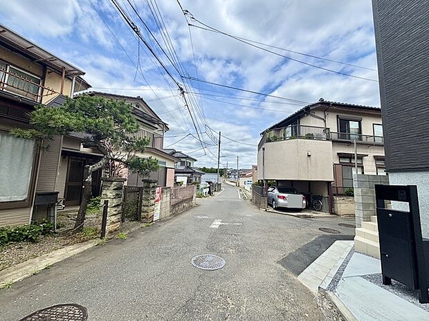 北西角地に面する開放感のある戸建です。