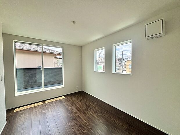 今からここを誰のお部屋にしようか、そんな洋室。大きさは6帖です。