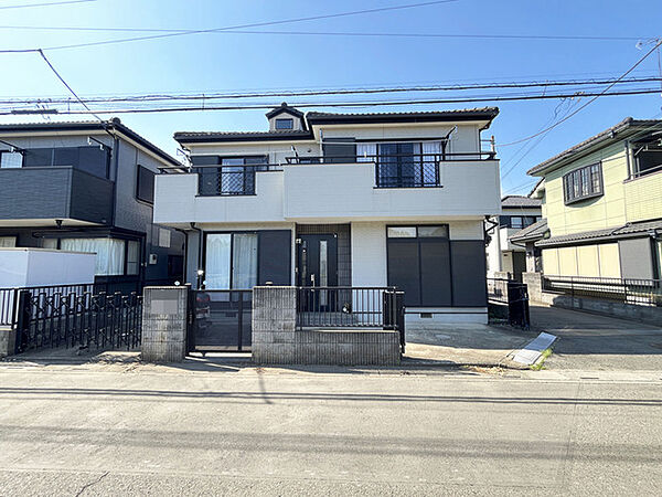 街並みに溶け込む洗練された外観が、落ち着いた佇まいを感じさせます。日々の暮らしを穏やかに包み込む、調和のとれた住環境です
