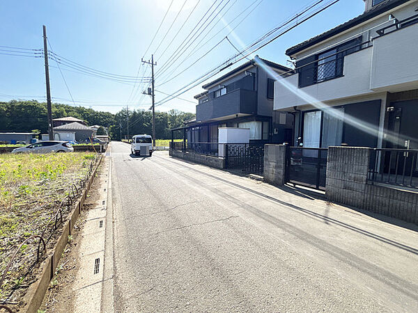 空が広く感じられる開放的な環境にあり、落ち着いた街並みの中で穏やかな日常を過ごせる住環境です