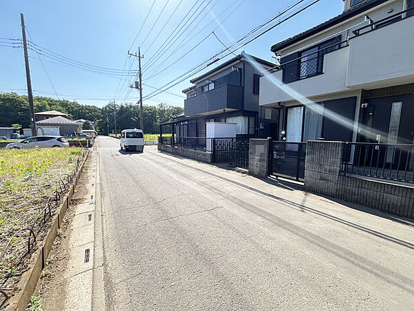 空が広く開放感のある、穏やかな時間が流れる住宅街の風景。日常の心地よい落ち着きを感じられる住環境です