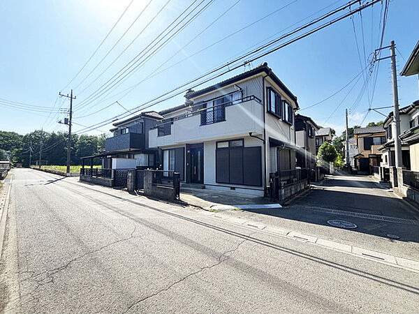 街並みに馴染む落ち着いた佇まいが、穏やかな暮らしの始まりを感じさせるすっきりとした外観です