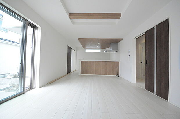 どんな家具にでも相性が良い清潔感ある白色調のクロスを採用。主張しすぎない配色、耐久性にも優れた床材は日々のメンテナンスも楽に、快適に過ごして頂けるよう考えられています。