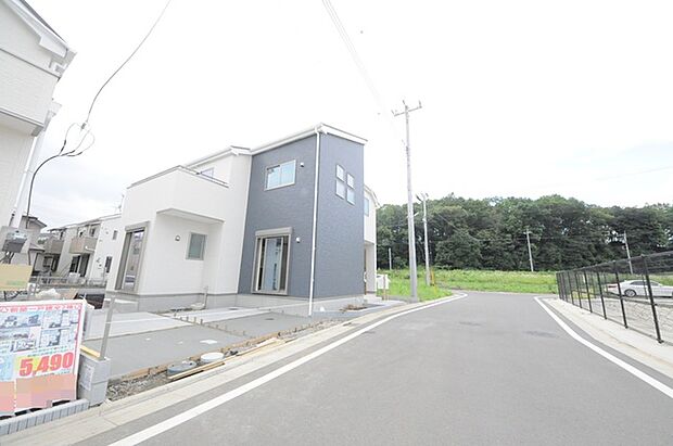 6m幅員の道路に面しておりお車の運転が苦手な方でも安心して出入りいただけます。 