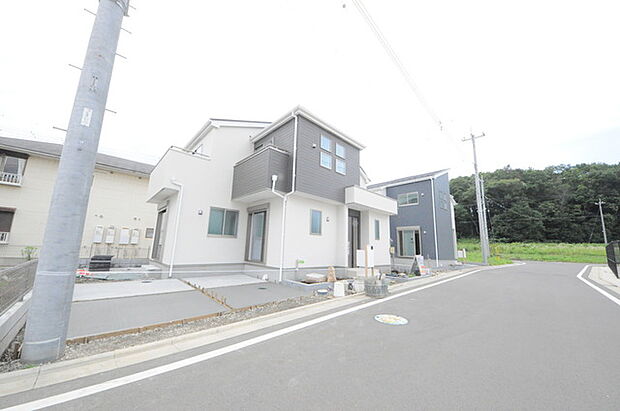 6m幅員の道路に面しておりお車の運転が苦手な方でも安心して出入りいただけます。