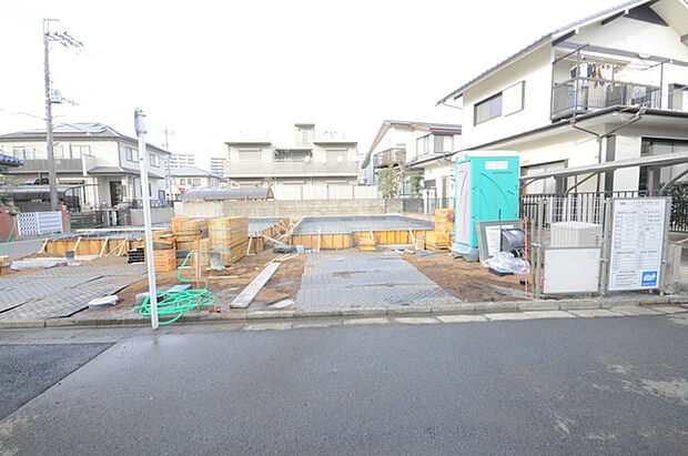 戸建てが立ち並ぶ静かな住宅街。四季折々の移り変わりを感じながら自然と楽しみ、暮らす、そんな毎日を日々の中で感じられる住環境