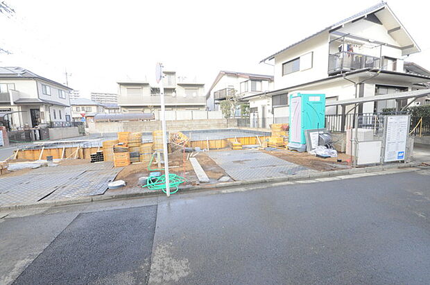 セカンドカーや来客時にも便利なカースペース2台分ございます。 (10m)