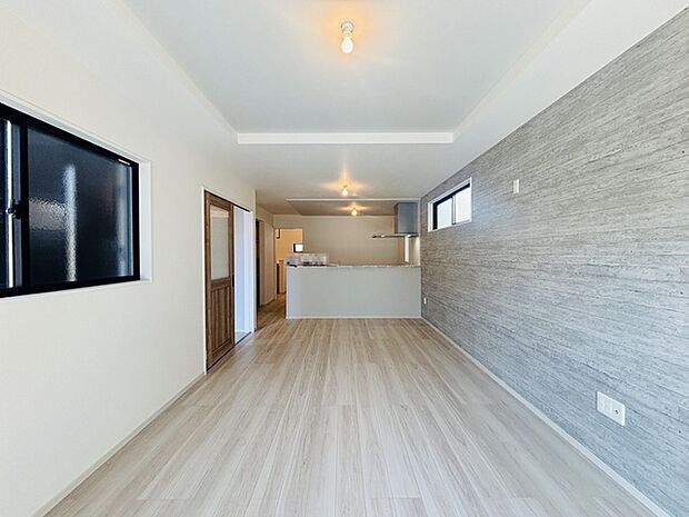 家族団欒のリビング。陽光差し込む食卓には家族の会話とスマイルが溢れます。いつまでもここで食卓を囲みたくなる、そう感じさせてくれるスペース。