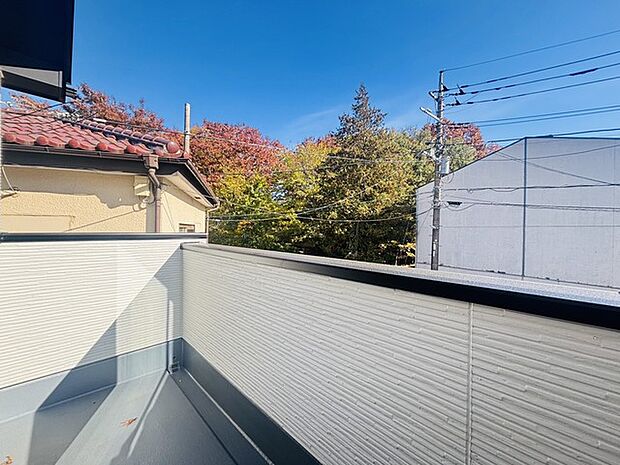 陽ざしが差込む明るいバルコニー。奥行きのあるバルコニーはお洗濯時に助かります。