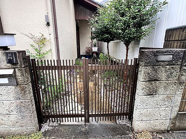 玄関アプローチ