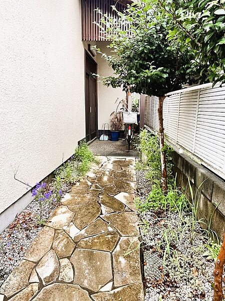 石畳の玄関アプローチ