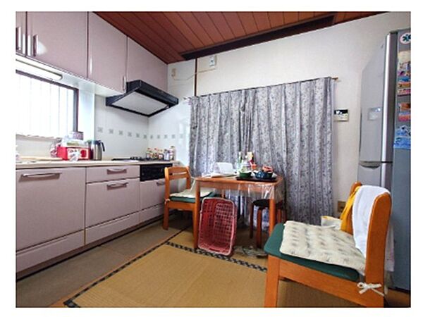 壁付のキッチンは上部に収納が作りやすいのがメリット。空間を有効活用したすっきりとしたデザイン。