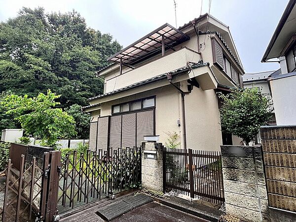 隣地は緑の借景が望めます。